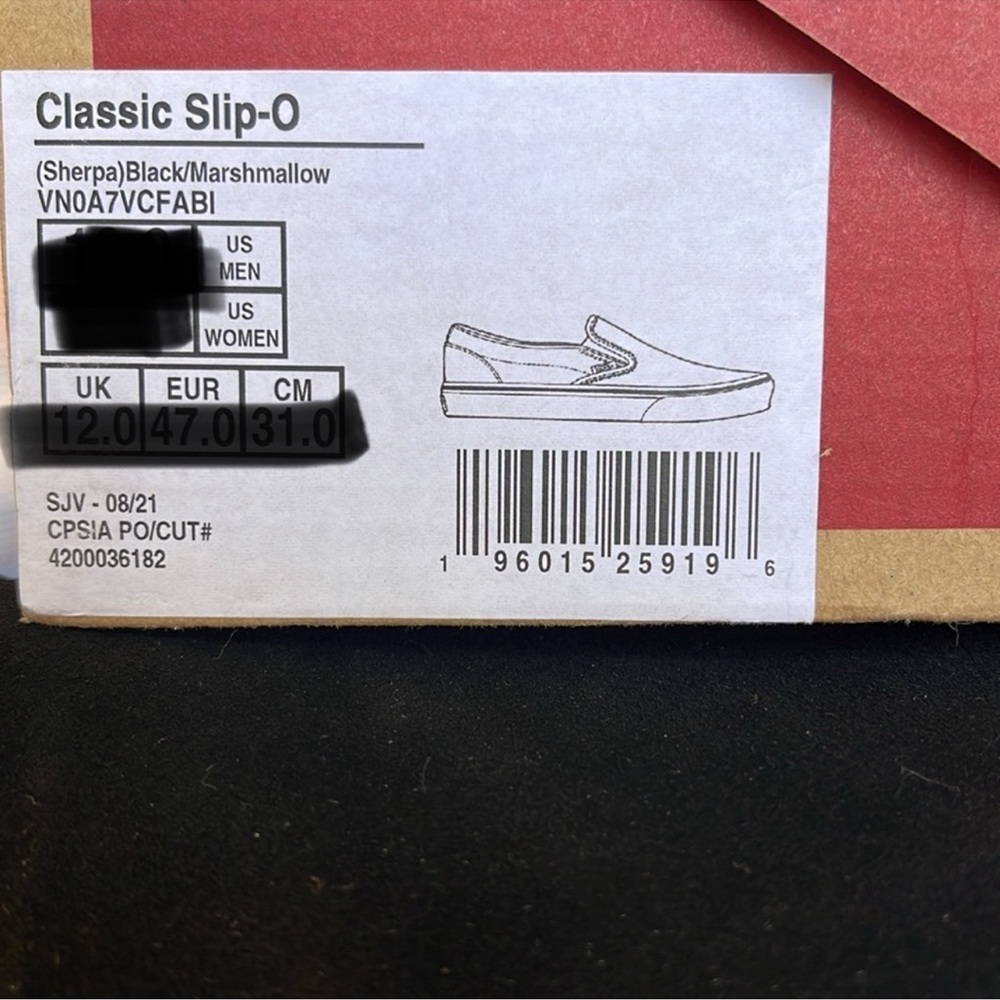 Vans WMNS Classic Slip-On
(Sherpa)Black/Marshmallow
IN0A7VCFABI
Sneakers - Picture 16 of 16